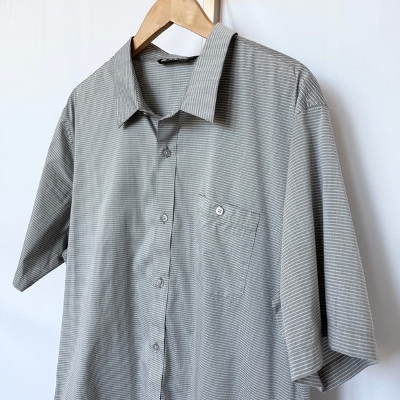 Travis Mathew Men's XL Gray Striped Short Sleeve Button-Up Shirt Casual Golf - Picture 1 of 11